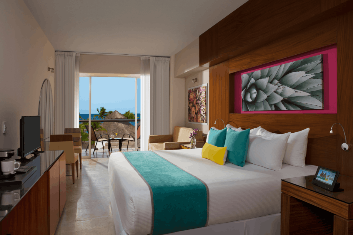 Habitación Deluxe Doble o King en Krystal Grand Los Cabos con diseño moderno, balcón y amenidades para una estancia All Inclusive.